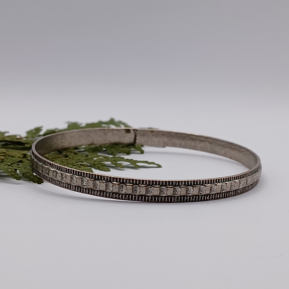 ✨️Vintage Silver-Toned Bangle Bracelet - Picture 1 of 5